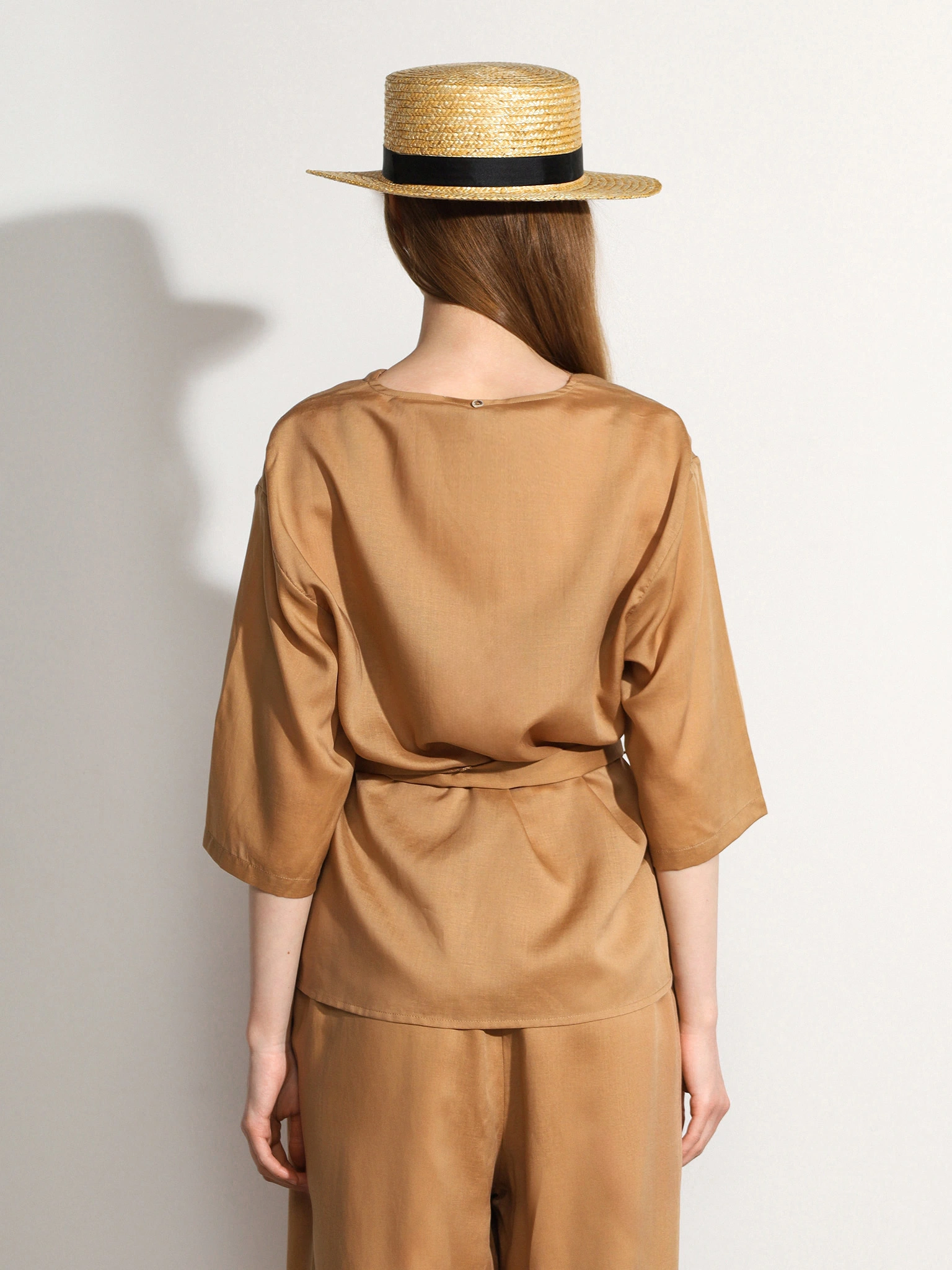 Блуза светло-коричневого цвета с поясом